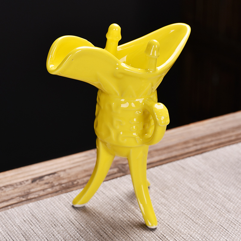 Pahar ceramic pentru vin, cu bază tripod, stil imperial retro