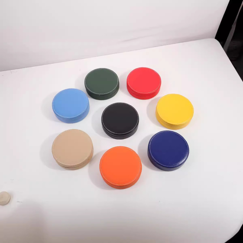 Nou în cutie rotundă din piele neagră pentru vin: deschizător de sticle, dop și turnător — set cadou