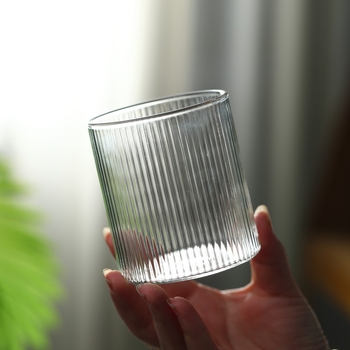 Pahar din sticlă borosilicată de înaltă calitate, stil japonez, textură ciocan și model vertical, transparent pentru apă, ceai, vin, suc sau cafea.