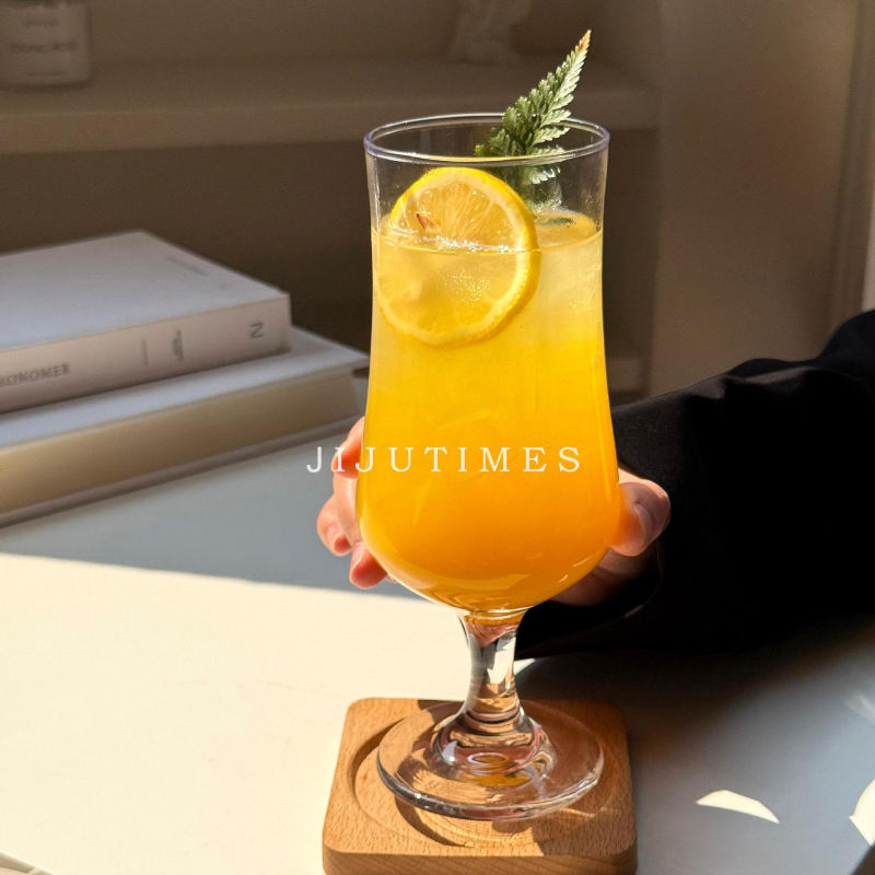 Pahar de sticlă în stil coreean pentru băuturi — sucuri, cocktailuri, băuturi reci și apă carbogazoasă, cu mâner