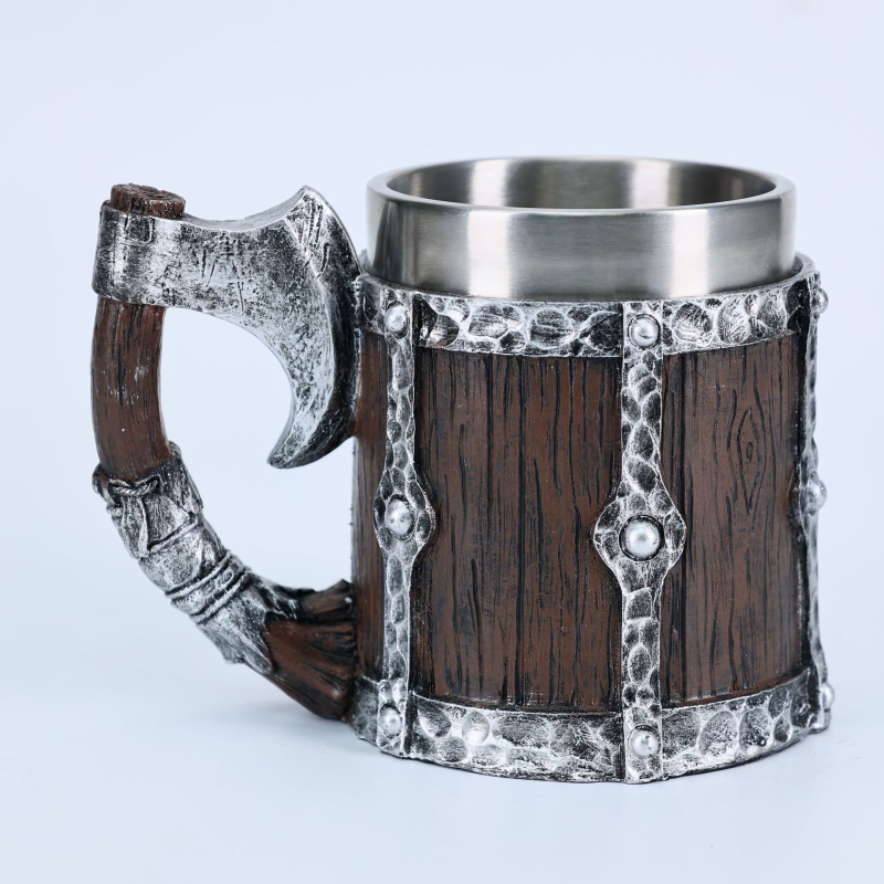 Cană de bere din oțel inoxidabil, cu design de butoi din lemn și mâner în formă de tomahawk, inspirație Viking, capacitate 401–500 ml