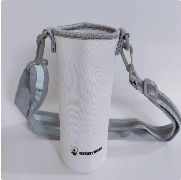 Husă sport Cup Bear Ruiqi pentru termos cilindric Chaoyiqi, cu curea cross-body și bandă reflectorizantă.