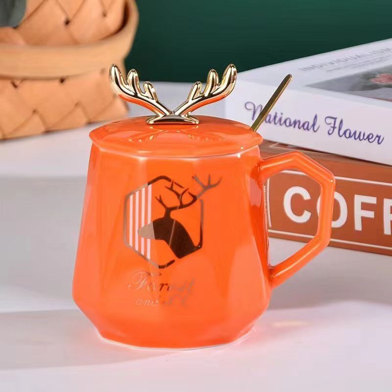 Cană ceramică de Crăciun cu capac și corn de cerb — accesorii animale creative