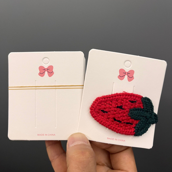 Aproape 100 agrafe de păr albe din carton, cu design papion roșu ca pepene, carduri pentru agrafe și bază de afișare pentru accesorii DIY