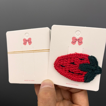 Aproape 100 agrafe de păr albe din carton, cu design papion roșu ca pepene, carduri pentru agrafe și bază de afișare pentru accesorii DIY