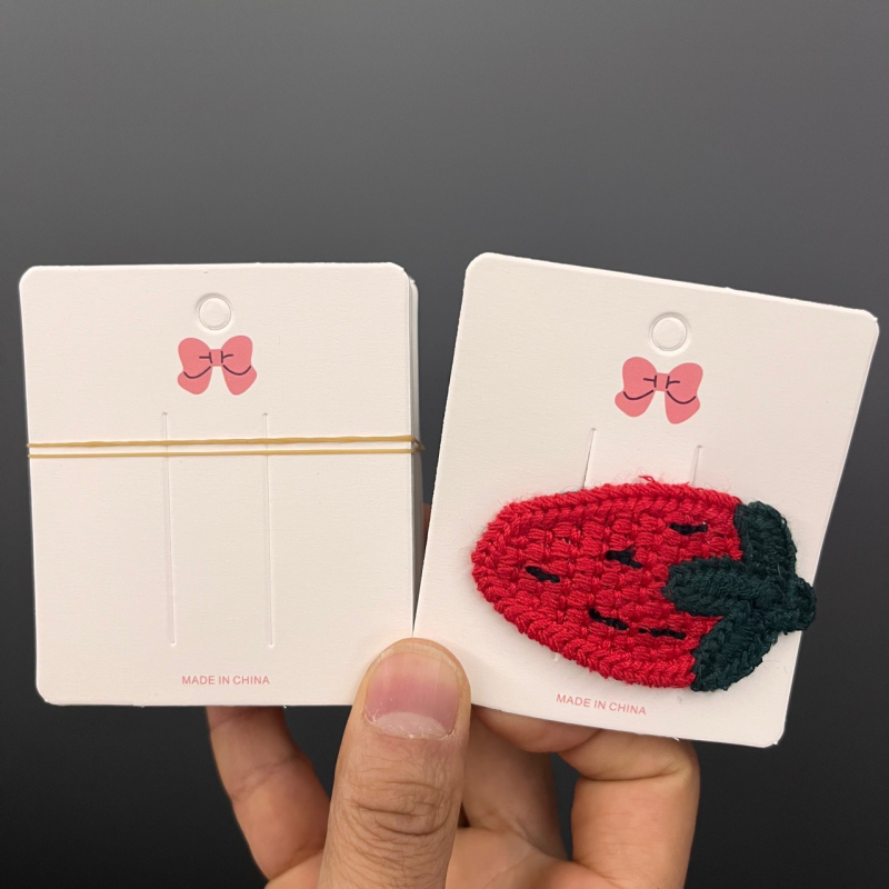 Aproape 100 agrafe de păr albe din carton, cu design papion roșu ca pepene, carduri pentru agrafe și bază de afișare pentru accesorii DIY
