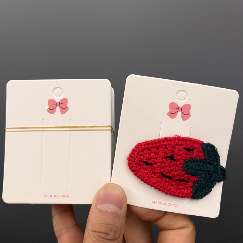 Aproape 100 agrafe de păr albe din carton, cu design papion roșu ca pepene, carduri pentru agrafe și bază de afișare pentru accesorii DIY