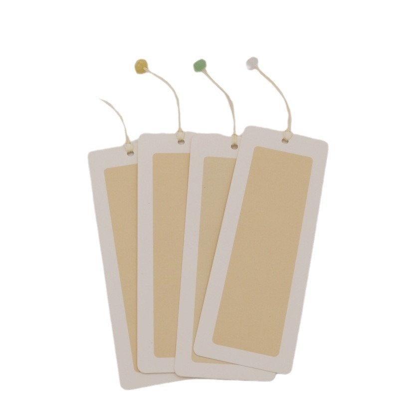 Semn de carte în stil antic, gol, cu ciucuri din mărgele și caligrafie, pictat manual pe carton alb