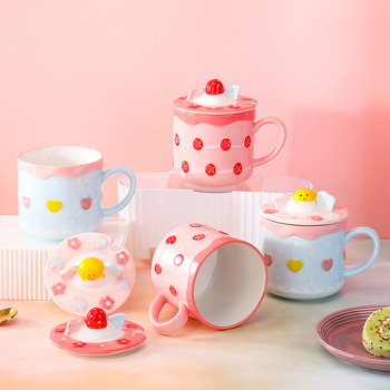 Cană ceramică drăguță, cu capac și linguriță, design cu motiv de tort, cadou ideal pentru cupluri și prieteni