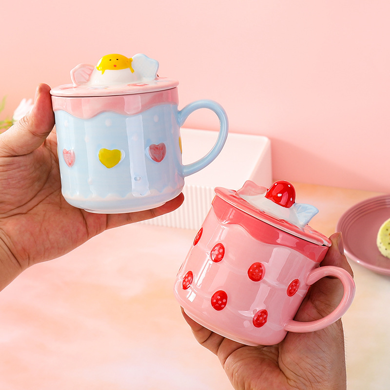 Cană ceramică drăguță, cu capac și linguriță, design cu motiv de tort, cadou ideal pentru cupluri și prieteni