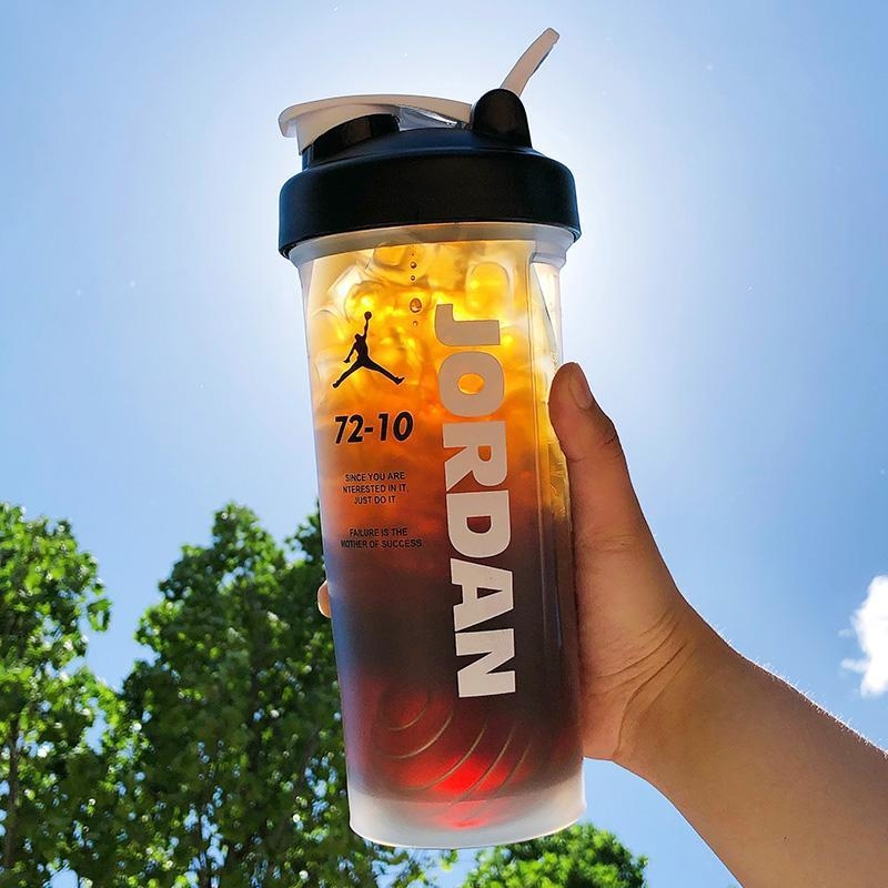 Sticlă de apă sport din plastic, portabilă, capacitate mare, rezistentă la căderi și la temperaturi înalte