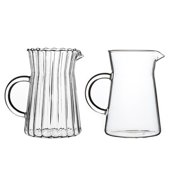 Cană de cafea din sticlă cu dungi, pentru turnare și împărțire a cafelei, design modern minimalist