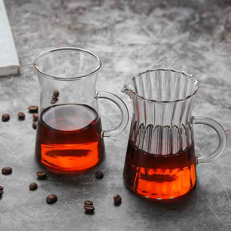 Cană de cafea din sticlă cu dungi, pentru turnare și împărțire a cafelei, design modern minimalist