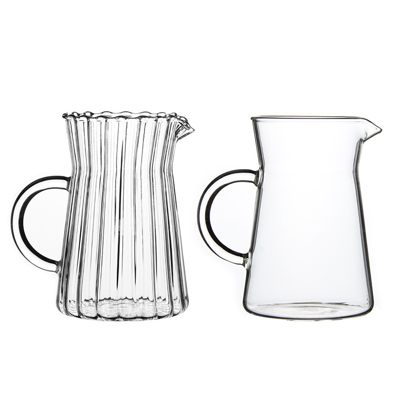 Cană de cafea din sticlă cu dungi, pentru turnare și împărțire a cafelei, design modern minimalist