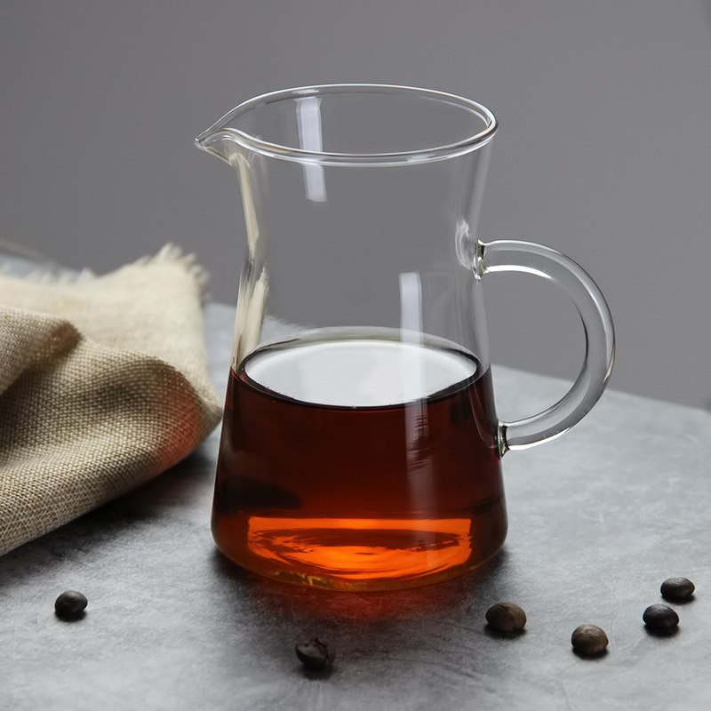 Cană de cafea din sticlă cu dungi, pentru turnare și împărțire a cafelei, design modern minimalist