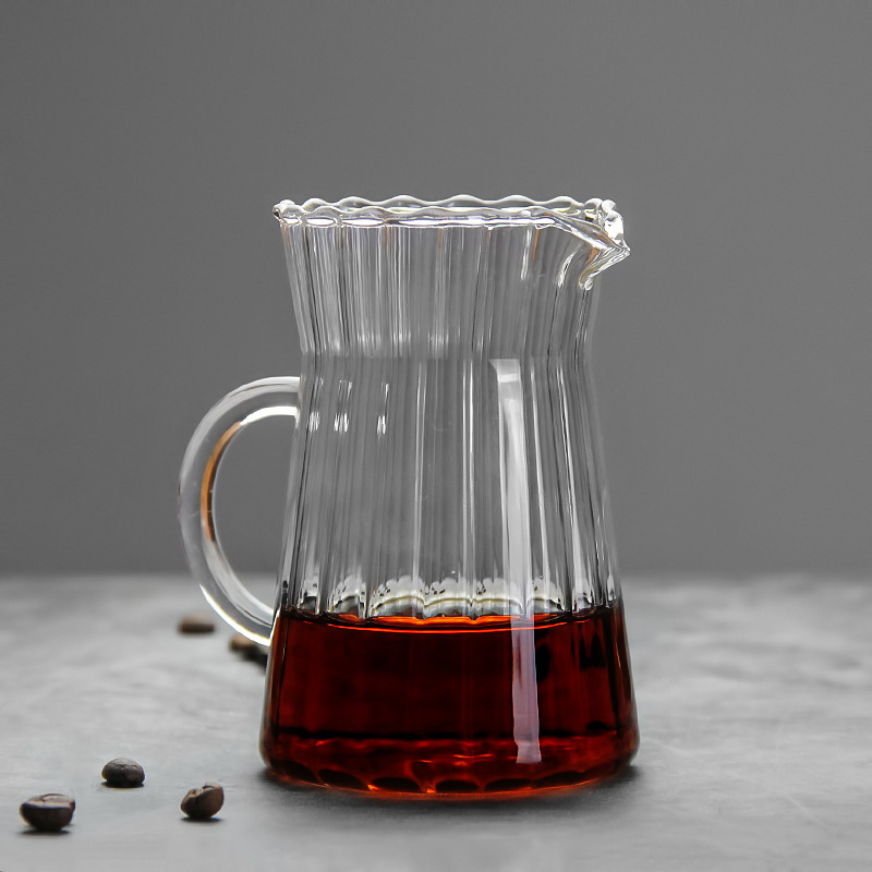 Cană de cafea din sticlă cu dungi, pentru turnare și împărțire a cafelei, design modern minimalist