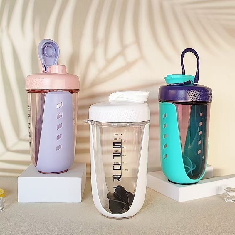 Shaker portabil pentru proteine cu mâner din frânghie, plastic alimentar, model 2025