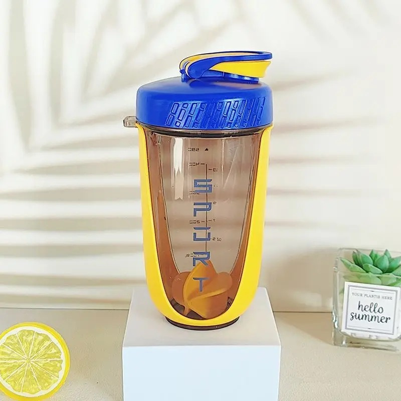 Shaker portabil pentru proteine cu mâner din frânghie, plastic alimentar, model 2025
