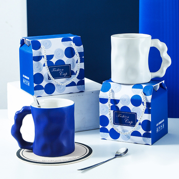 Cană ceramică Klein Blue cu logo - personalizată pentru evenimente, stil Instagram, textură ciocănită