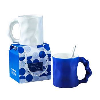 Cană ceramică Klein Blue cu logo - personalizată pentru evenimente, stil Instagram, textură ciocănită