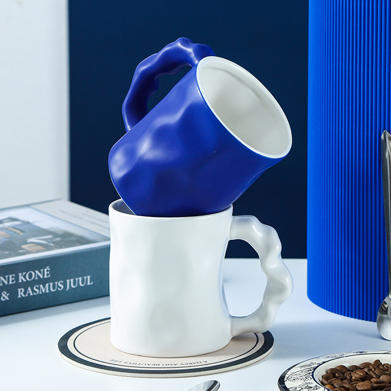 Cană ceramică Klein Blue cu logo - personalizată pentru evenimente, stil Instagram, textură ciocănită