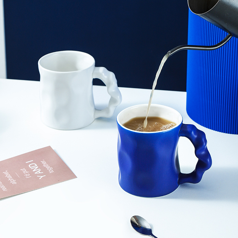 Cană ceramică Klein Blue cu logo - personalizată pentru evenimente, stil Instagram, textură ciocănită