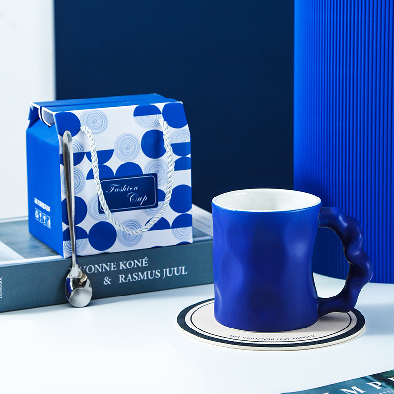 Cană ceramică Klein Blue cu logo - personalizată pentru evenimente, stil Instagram, textură ciocănită