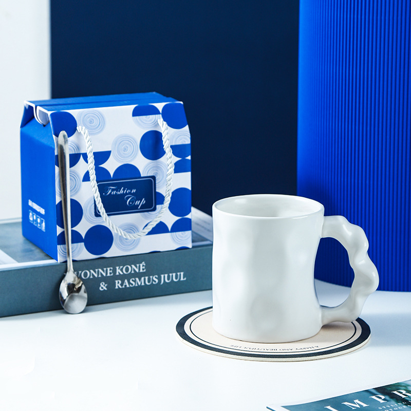 Cană ceramică Klein Blue cu logo - personalizată pentru evenimente, stil Instagram, textură ciocănită