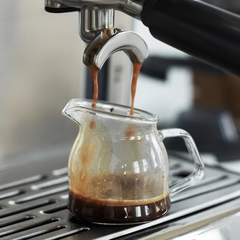 Mini cană de lapte din sticlă, în stil japonez, cu gură înclinată și mâner italian, pentru espresso și latte.