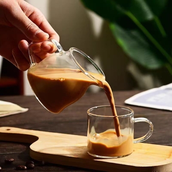 Mini cană de lapte din sticlă, în stil japonez, cu gură înclinată și mâner italian, pentru espresso și latte.