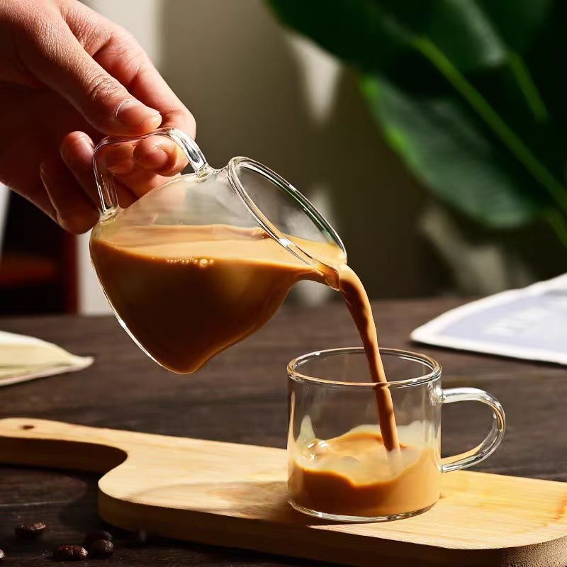 Mini cană de lapte din sticlă, în stil japonez, cu gură înclinată și mâner italian, pentru espresso și latte.