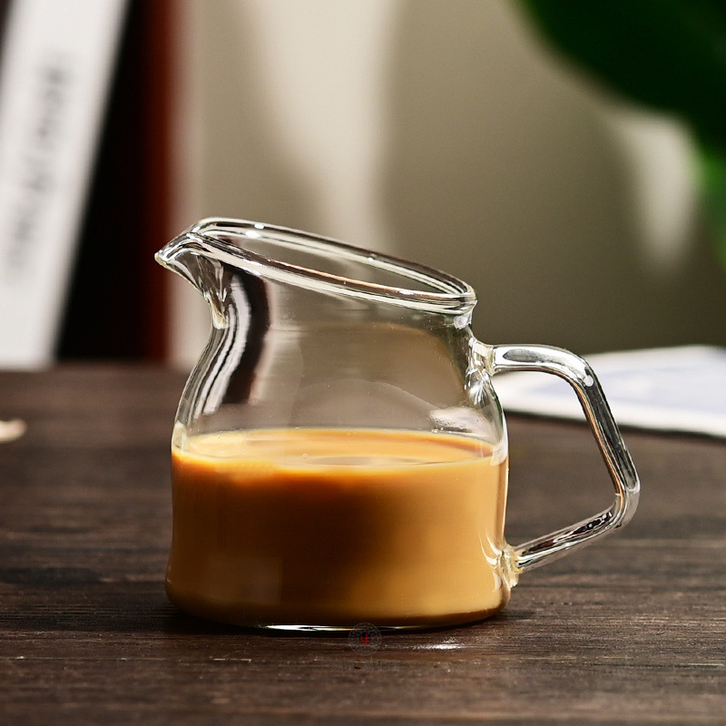 Mini cană de lapte din sticlă, în stil japonez, cu gură înclinată și mâner italian, pentru espresso și latte.