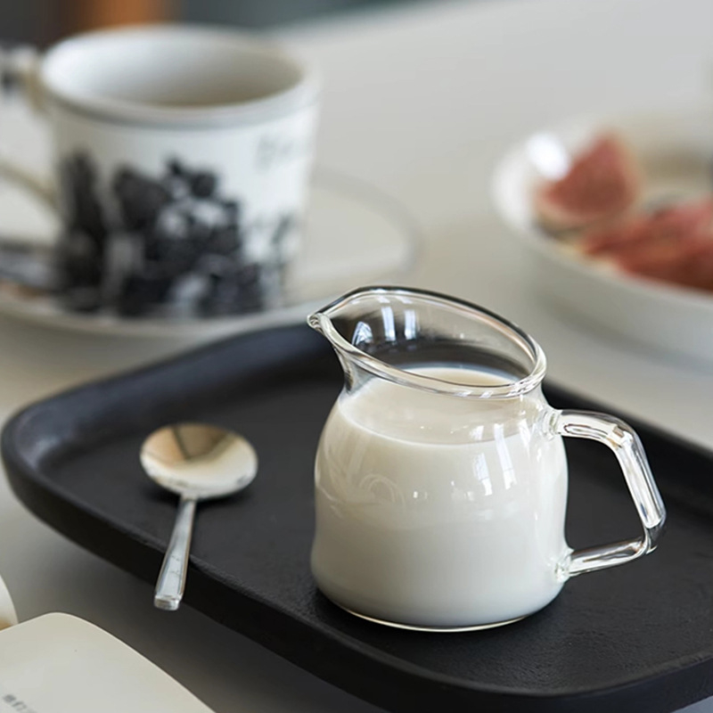 Mini cană de lapte din sticlă, în stil japonez, cu gură înclinată și mâner italian, pentru espresso și latte.