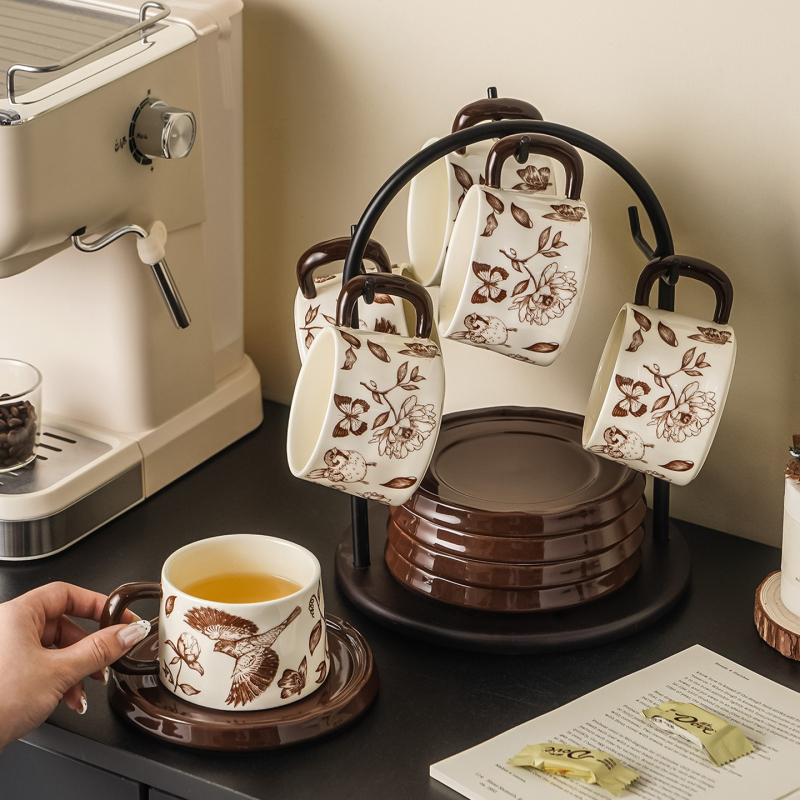 Set ceramic de ceai vintage cu suport de depozitare — ceainic și două cești cu farfurioare, într-o cutie cadou