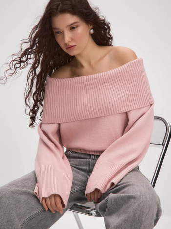 Női oversized pulóver egy vállon nyitott kivágással, laza szabású, plusz méret