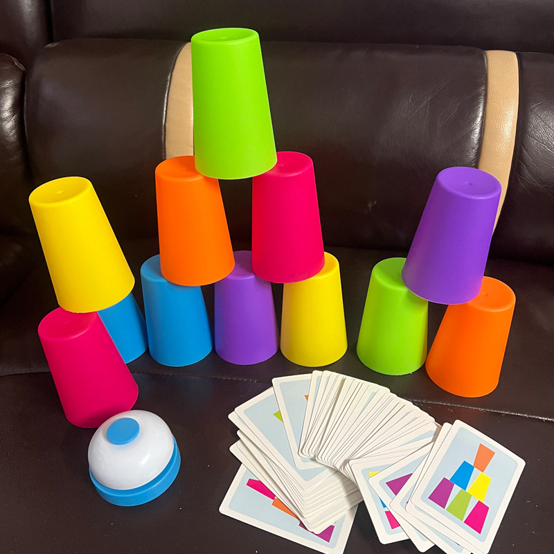 Igra za dva igrača sa čašama za slaganje — edukativni logički puzzle za razvoj uma