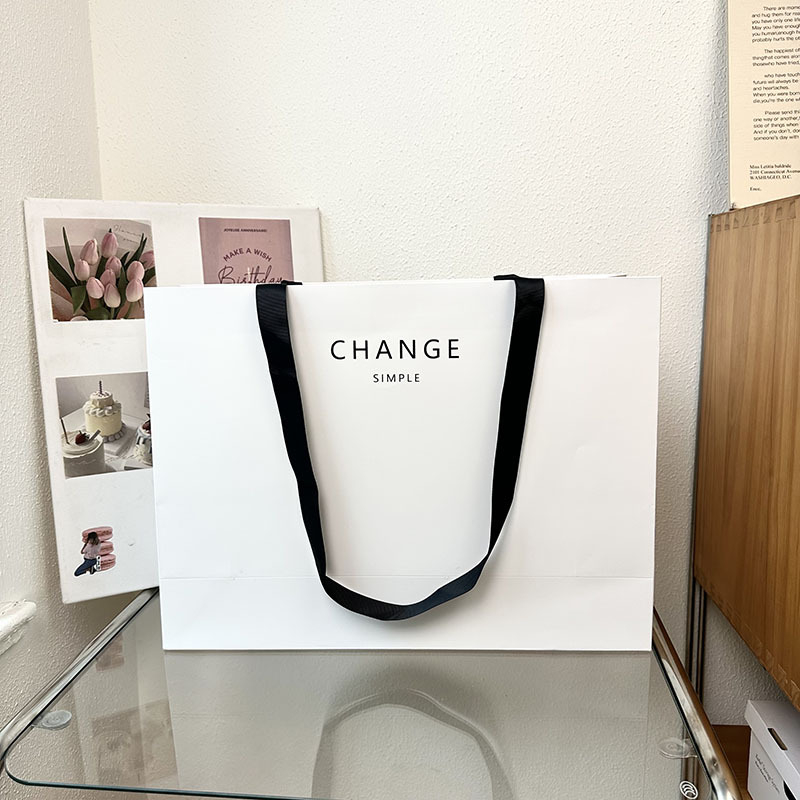 Geantă de hârtie albă, cu mâner, pentru ambalarea hainelor, pungă cadou, simplă și personalizabilă