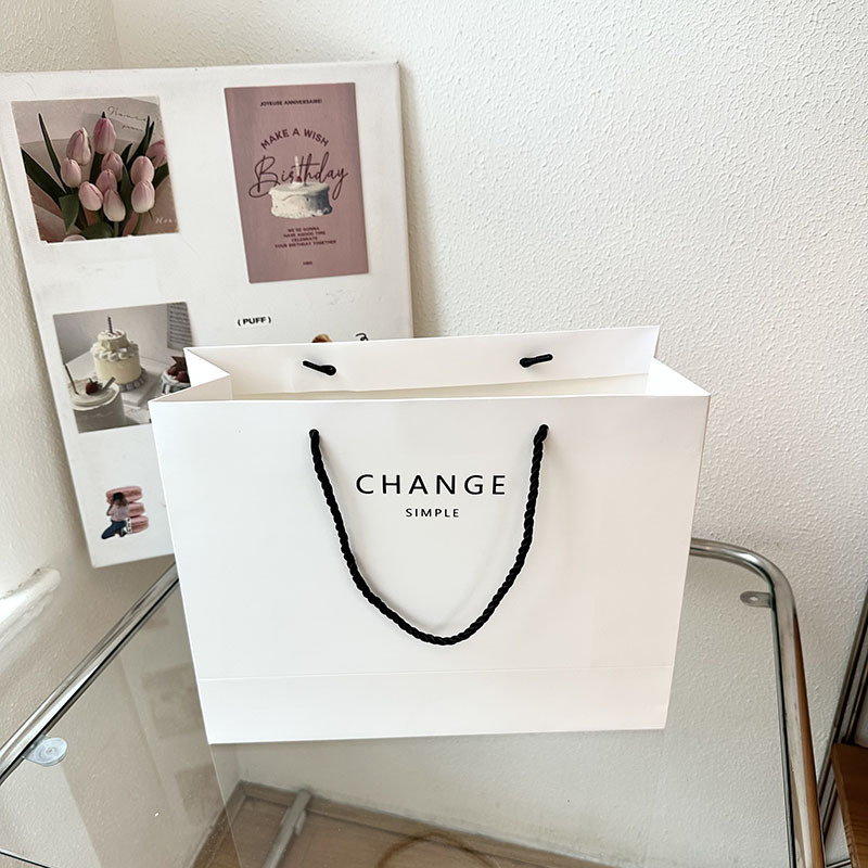 Geantă de hârtie albă, cu mâner, pentru ambalarea hainelor, pungă cadou, simplă și personalizabilă