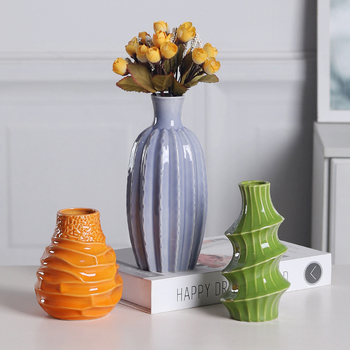Vază ceramică minimalistă, în formă de carambolă, pentru decor acasă, potrivită pentru aranjamente florale proaspete în living și pe masă.