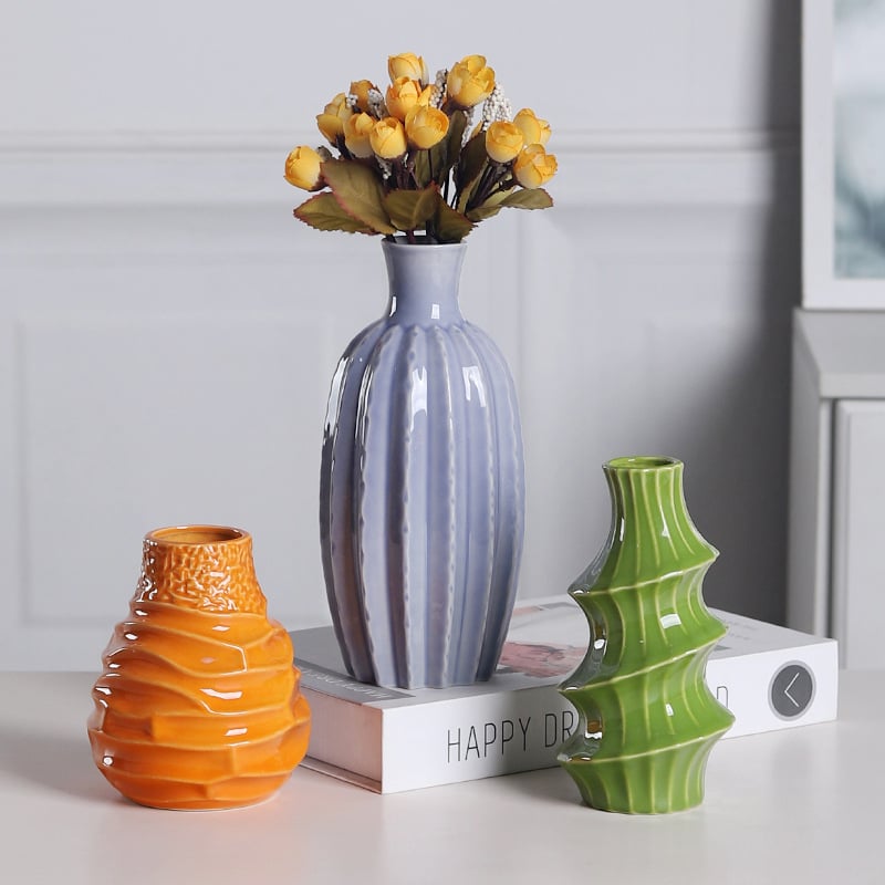 Vază ceramică minimalistă, în formă de carambolă, pentru decor acasă, potrivită pentru aranjamente florale proaspete în living și pe masă.