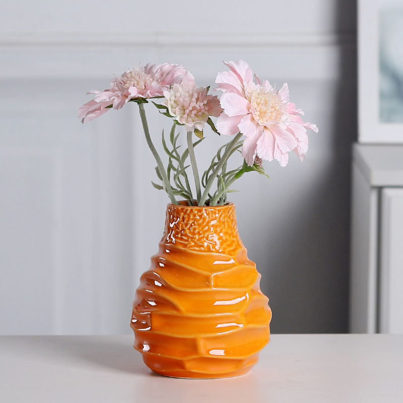Vază ceramică minimalistă, în formă de carambolă, pentru decor acasă, potrivită pentru aranjamente florale proaspete în living și pe masă.
