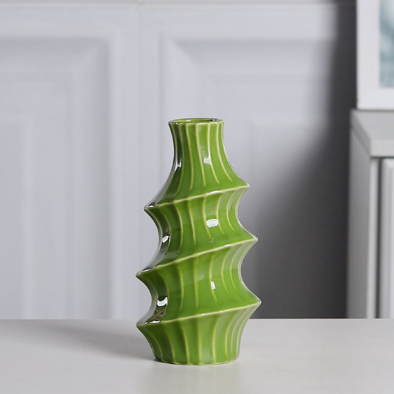 Vază ceramică minimalistă, în formă de carambolă, pentru decor acasă, potrivită pentru aranjamente florale proaspete în living și pe masă.