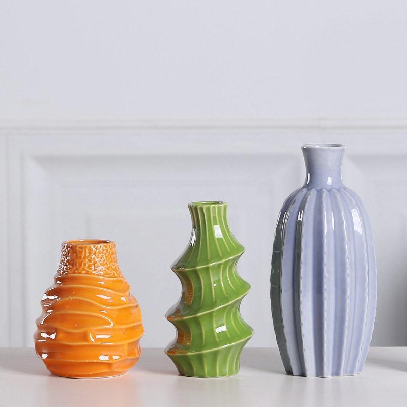Vază ceramică minimalistă, în formă de carambolă, pentru decor acasă, potrivită pentru aranjamente florale proaspete în living și pe masă.