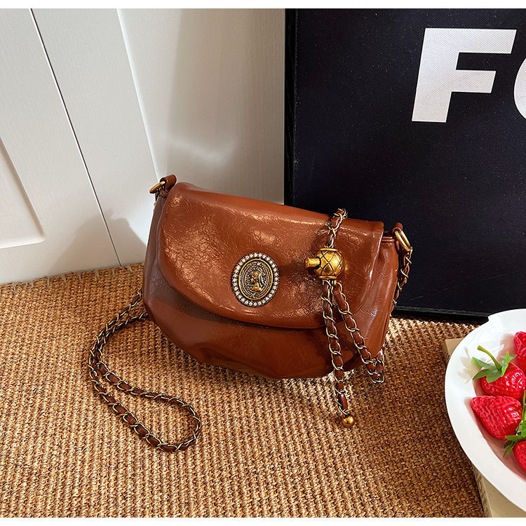 Ženska Cloud torba s kožnim dojmom, mini crossbody torba s lancem, proljeće-ljeto 2025