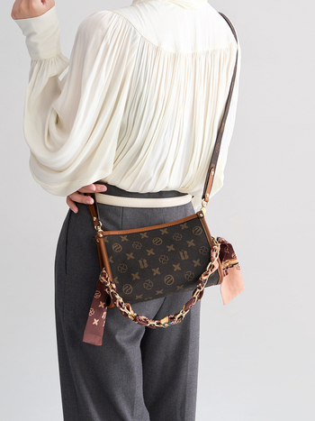 BANI'S CHARM ženska crossbody torba — mala kvadratna PVC torba, luksuzan svakodnevni stil, široka naramenica