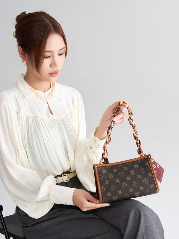 BANI'S CHARM ženska crossbody torba — mala kvadratna PVC torba, luksuzan svakodnevni stil, široka naramenica