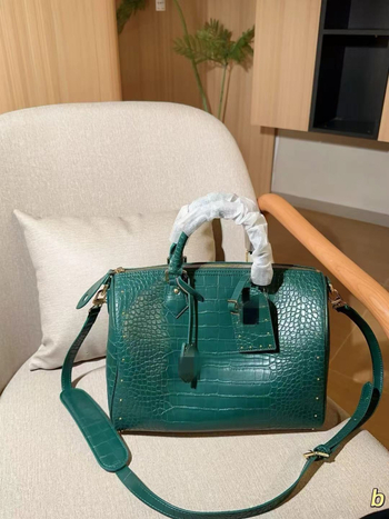 Ženska torba Boston Pillow s teksturom krokodilske kože – prirodna koža, srednje veličine, crossbody ili na ramenu
