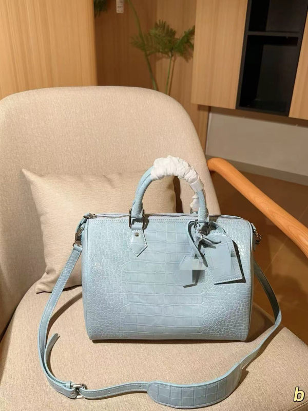 Ženska torba Boston Pillow s teksturom krokodilske kože – prirodna koža, srednje veličine, crossbody ili na ramenu