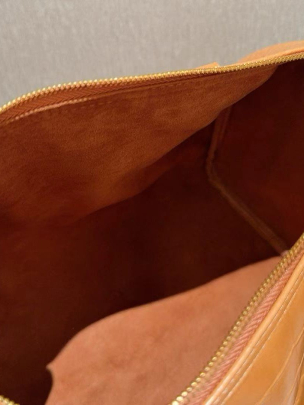 Ženska torba Boston Pillow s teksturom krokodilske kože – prirodna koža, srednje veličine, crossbody ili na ramenu