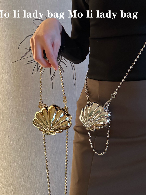 Mini crvena ženska torbica u obliku školjke s perljanim lancem, crossbody.